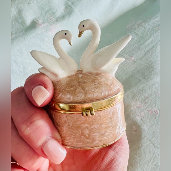 Elegant Swan Jewelry Trinket Box 💕 - Picture 3 of 7